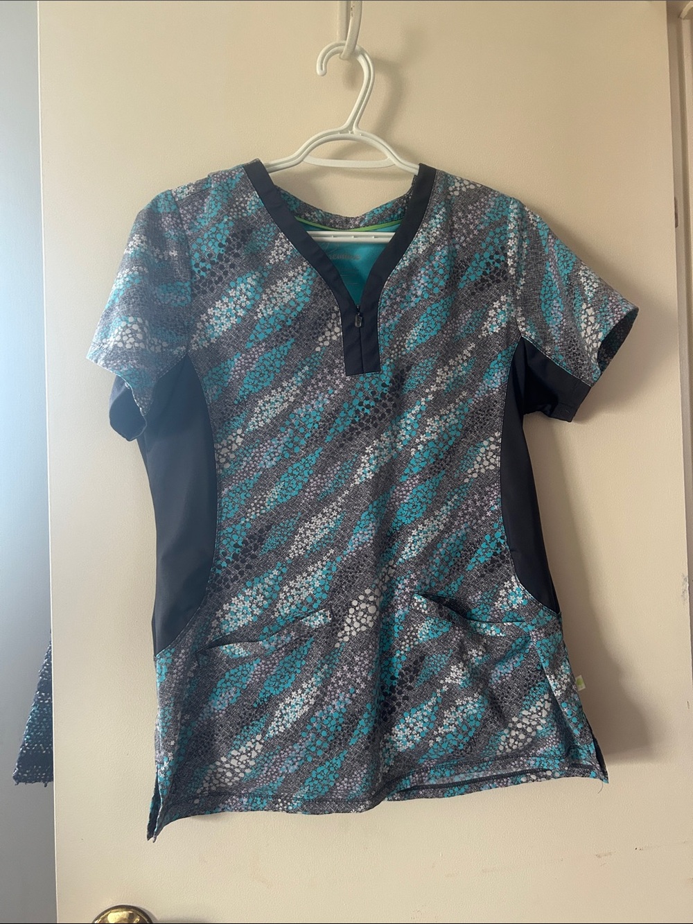 Healing hands Medical Scrub Top in Teal and Charcoal